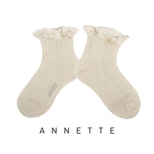 Load image into Gallery viewer, [預購] Collegien | Annette - Pointelle with Lace Frill Socks (Lamb)
