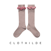 Load image into Gallery viewer, [預購] Collegien | Clothilde - Velvet-Trim Ribbed Knee Socks (Rose)
