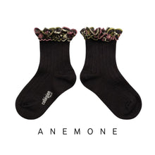 Load image into Gallery viewer, [預購] Collegien | Anemone - Ruffle Ribbed Ankle Socks (Carbon Black)
