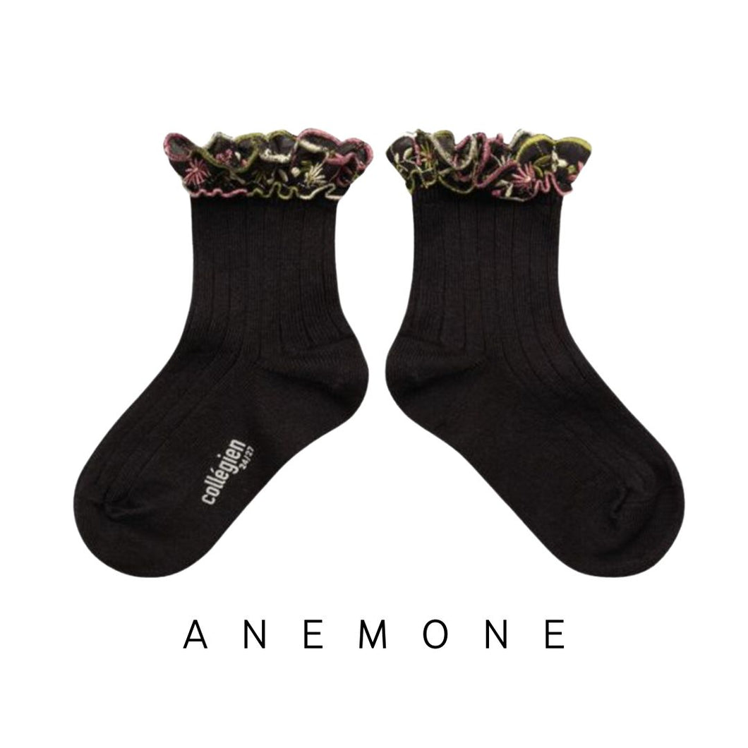 [預購] Collegien | Anemone - Ruffle Ribbed Ankle Socks (Carbon Black)