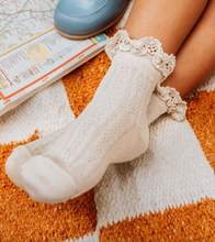 Load image into Gallery viewer, [預購] Collegien | Annette - Pointelle with Lace Frill Socks (Lamb)
