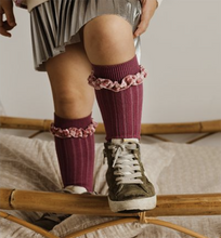 Load image into Gallery viewer, [預購] Collegien | Clothilde - Velvet-Trim Ribbed Knee Socks (Rose)
